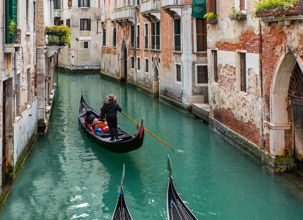 http://Gondolas,floating,on,canal,,,venice,italy